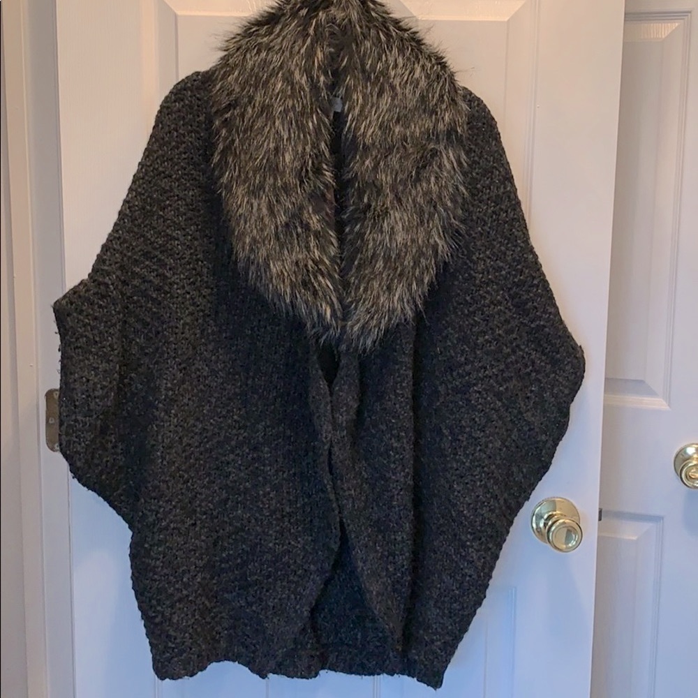 EUC LOFT cocoon sweater w/ detachable fur collar